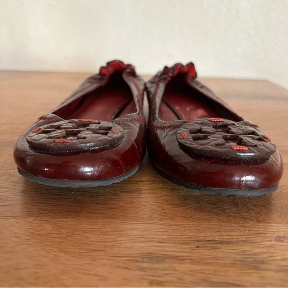 Tory Burch Reva Crocodile Embossed Cranberry Leather Flats Size 5 M - Picture 5 of 15